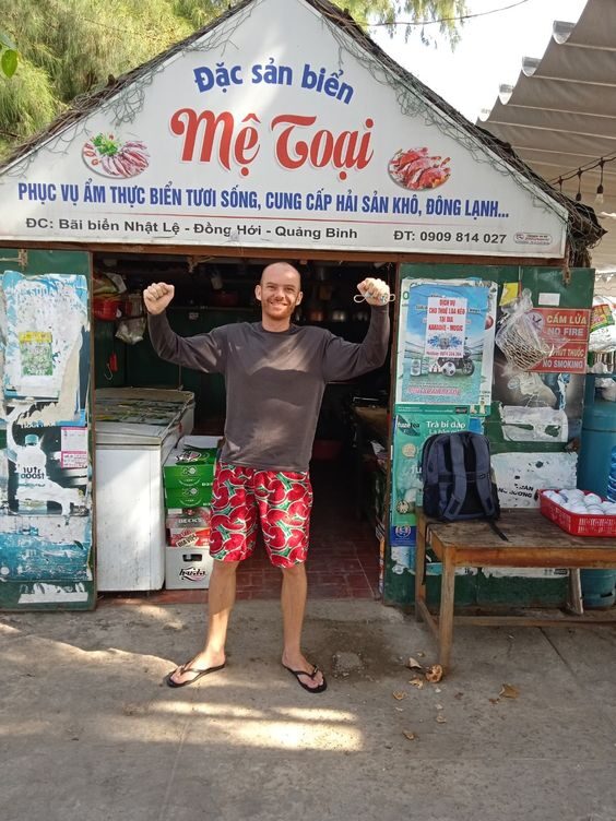 Mặt tiền Quán Mệ Toại tại bãi biển Nhật Lệ, Đồng Hới